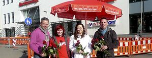 Manfred Beitrück, Anika Gruner, Bettina Ahlers, Andreas Wieninger und Max Schröter (nicht im Bild) verteilten Rosen.